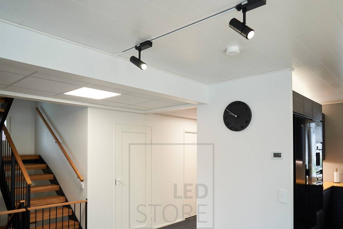 Luces de riel negras para iluminar la habitación, disponibles en dos colores y dos tamaños diferentes. La imagen muestra la versión más pequeña, de 15 W. Ledstore.fi